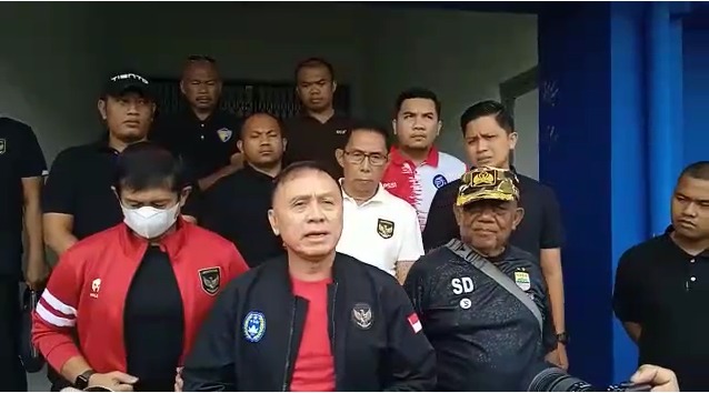 Ketum PSSI Mochamad Iriawan (Iwan Bule) saat ditemui wartawan usai meninjau pemusatan latihan Timnas Indonesia di Stadion Sidolig Jalan Ahmad Yani, Kota Bandung, Kamis 22 September 2022.