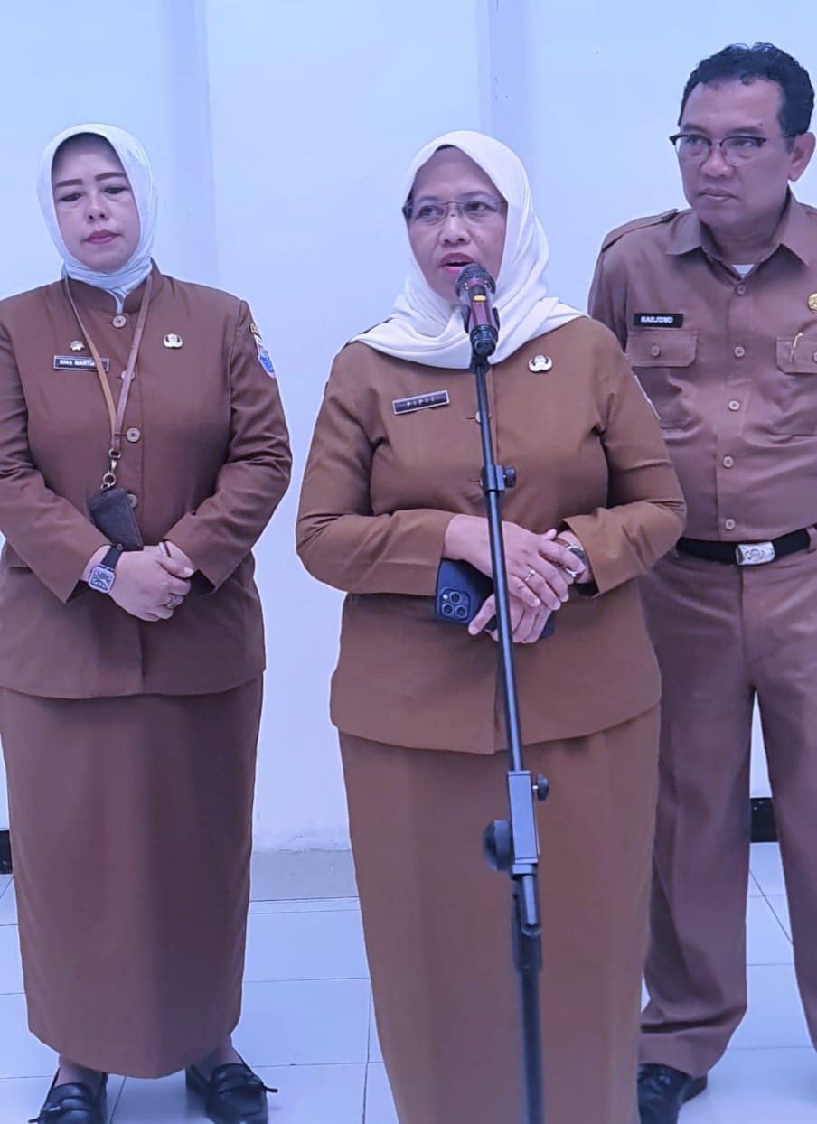 PJ Sekda Kota Cimahi, Mariana Fitriana, (Tengah) didampingi Kepala Bagian Prokopim, Rika Martiana (kiri) dan Kepala BKAD Kota Cimahi Harjono (kanan) saat gelar konferensi pers terkait makanan basi dalam acara Tasyakur Binnimah, Senin (3/3/2025. (Foto:Bagdja).)